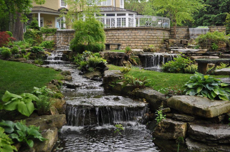 paysagiste-LA GARDE-min_landscaping-rock-louisville-ky-traditional-landscape-and-boulders-brick-wall-bushes-grass-koi-law